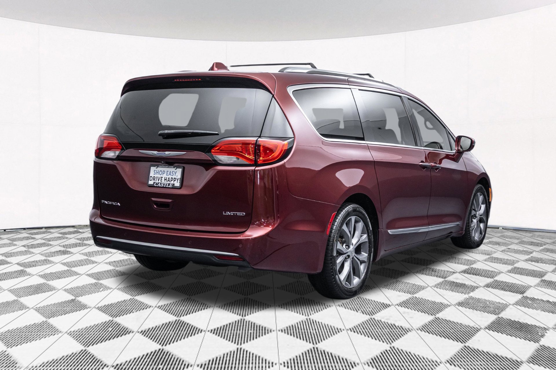 Used 2018 Chrysler Pacifica Limited w/ Tire & Wheel Group FWD image 12