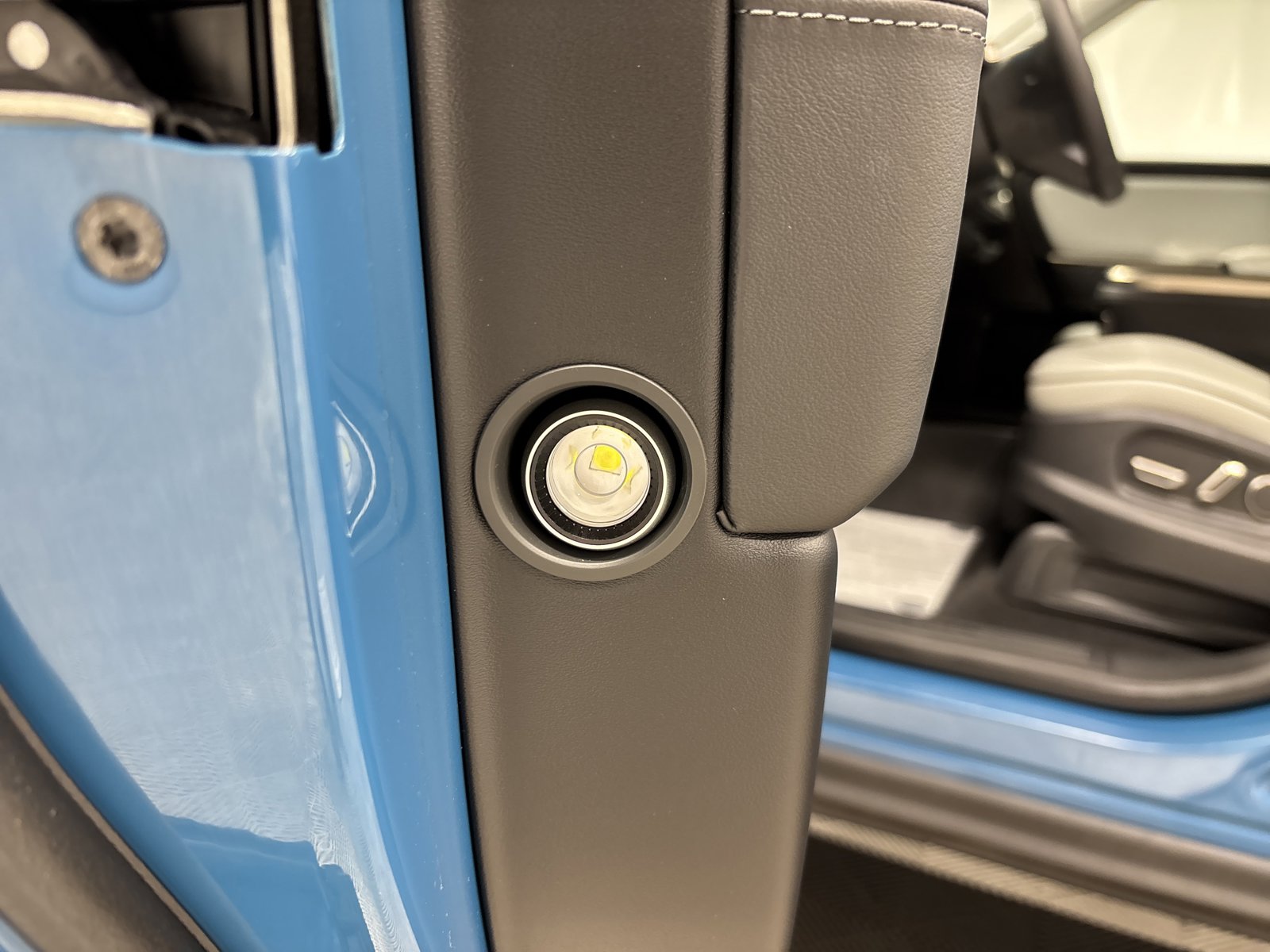 Used 2025 Rivian R1S Adventure AWD/4WD image 32