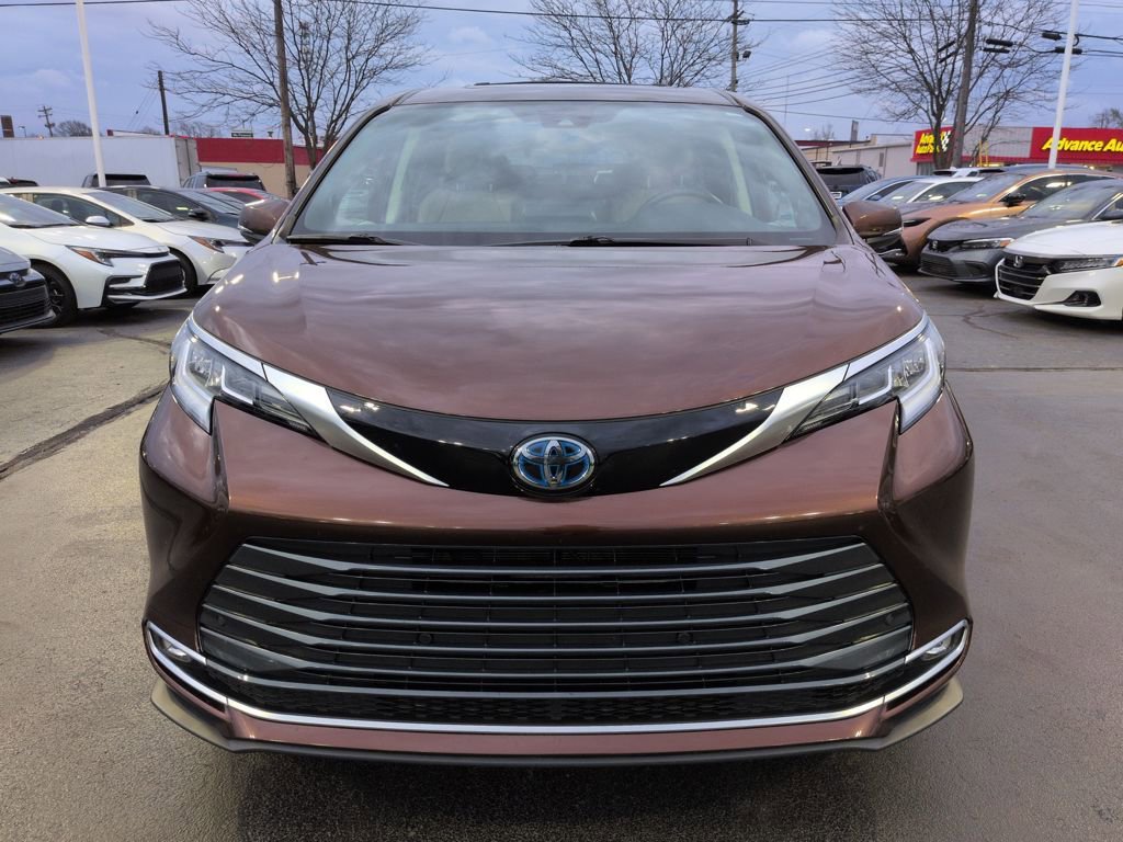 Certified 2024 Toyota Sienna Limited FWD image 8