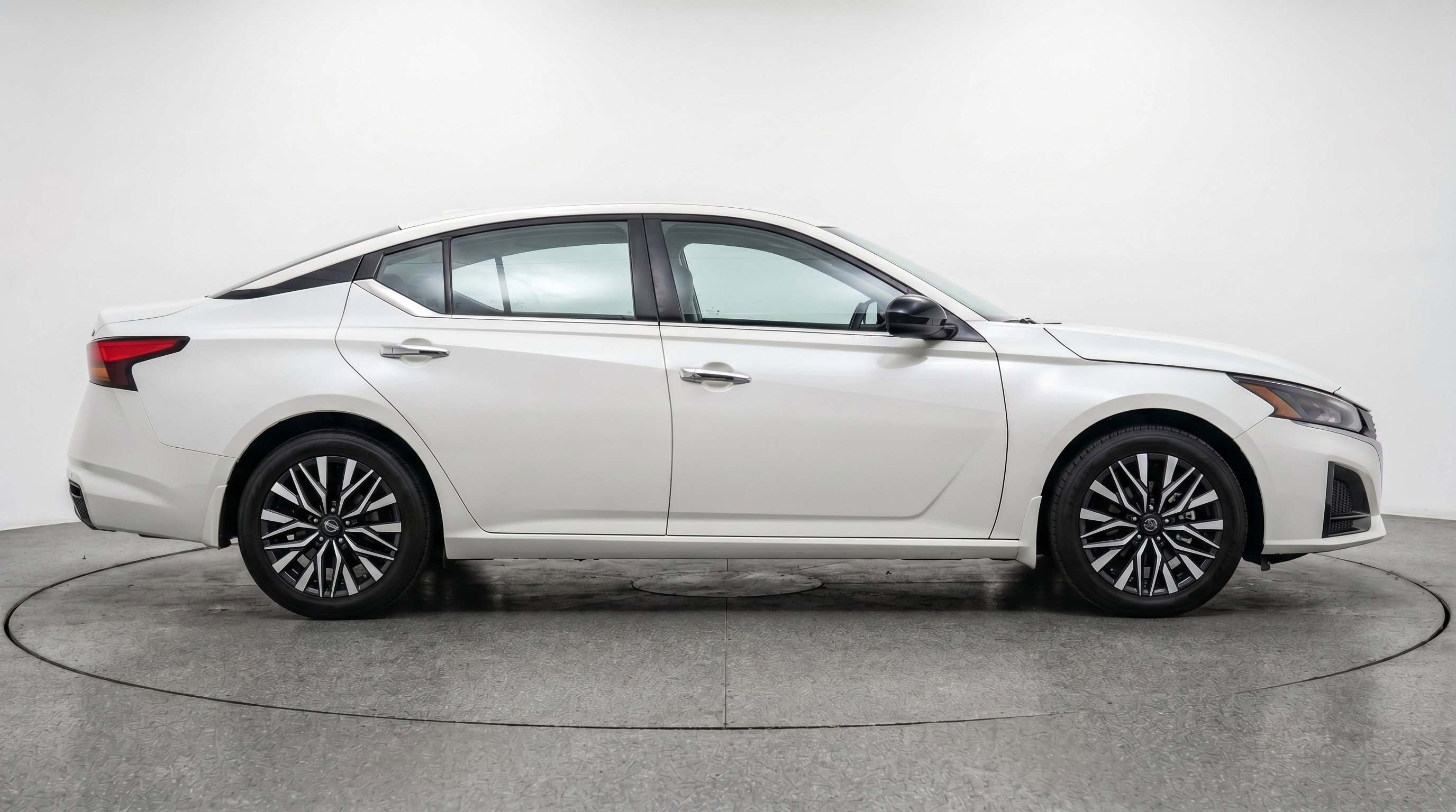 Used 2025 Nissan Altima 2.5 SV image 11