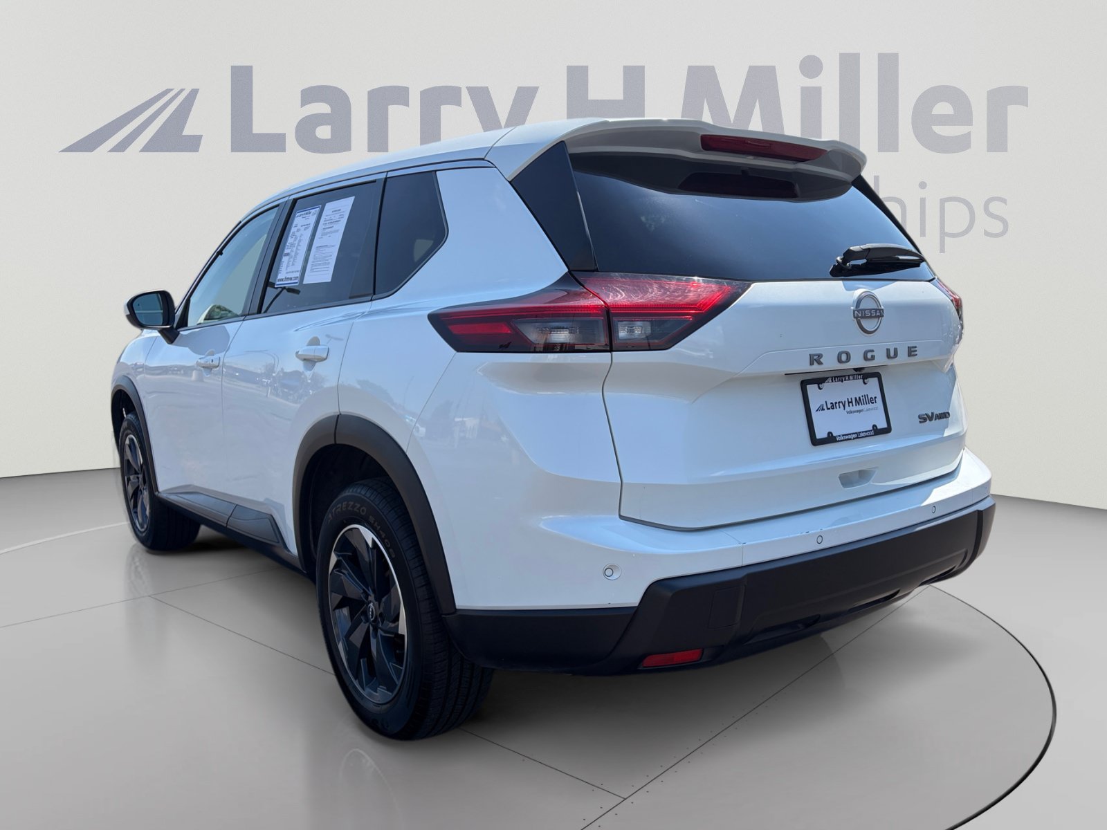 Used 2024 Nissan Rogue SV AWD/4WD image 3