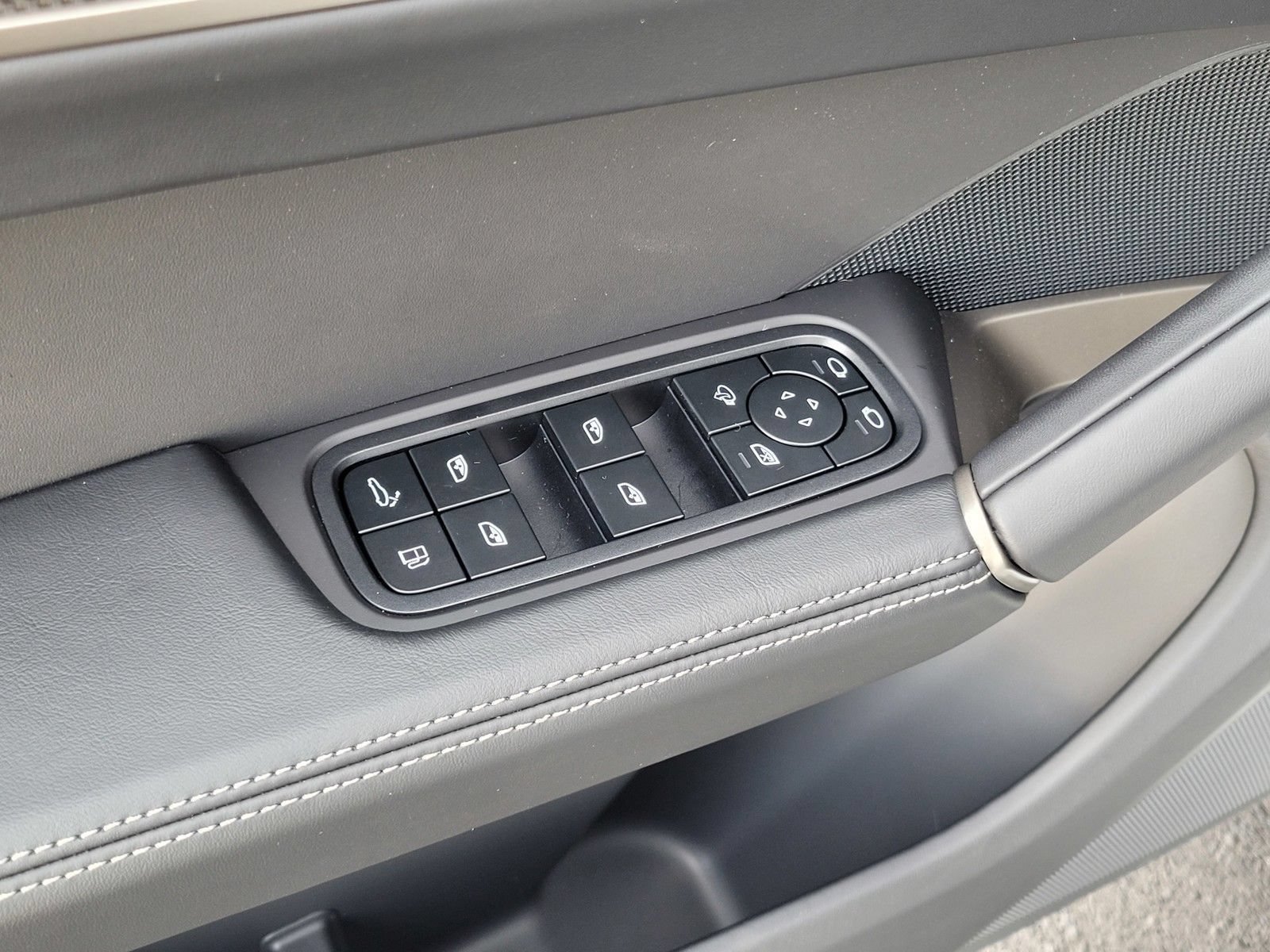 New 2025 Porsche Cayenne Turbo AWD/4WD image 19