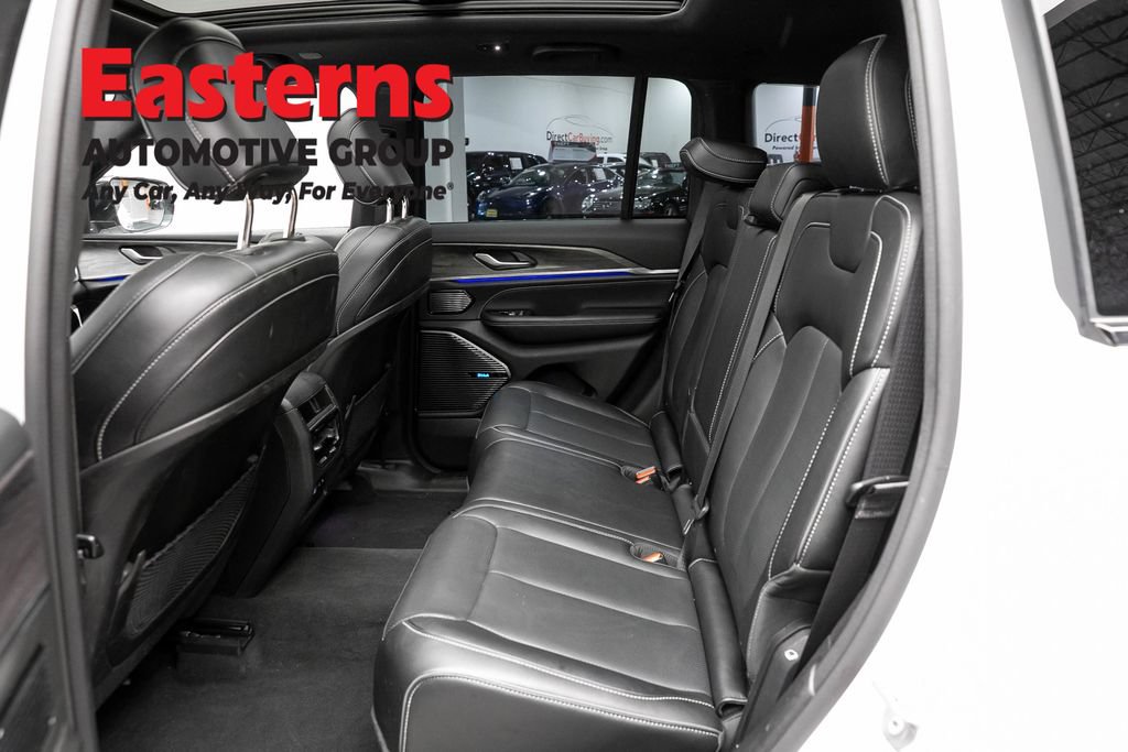 Used 2022 Jeep Grand Cherokee Overland AWD/4WD image 24