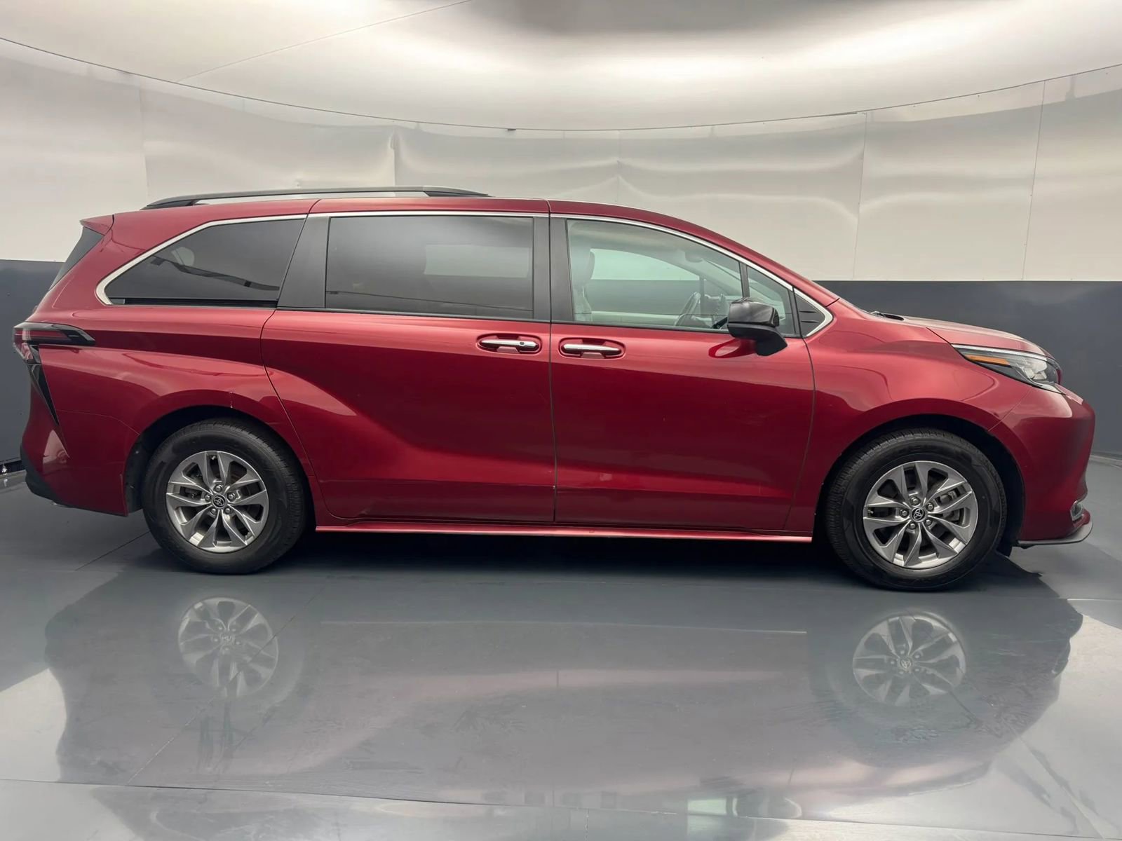 Used 2023 Toyota Sienna XLE AWD/4WD image 2