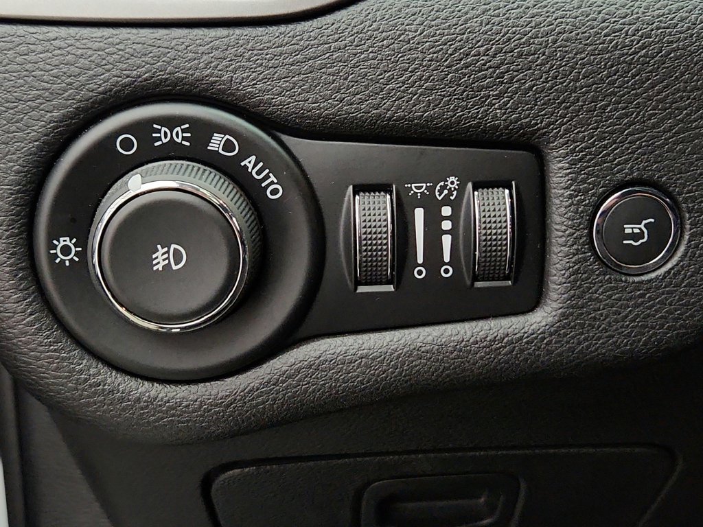 Used 2019 Jeep Cherokee Limited AWD/4WD image 25