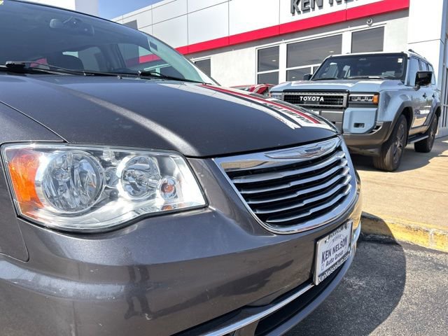 Used 2015 Chrysler Town & Country Touring w/ Driver Convenience Group image 3
