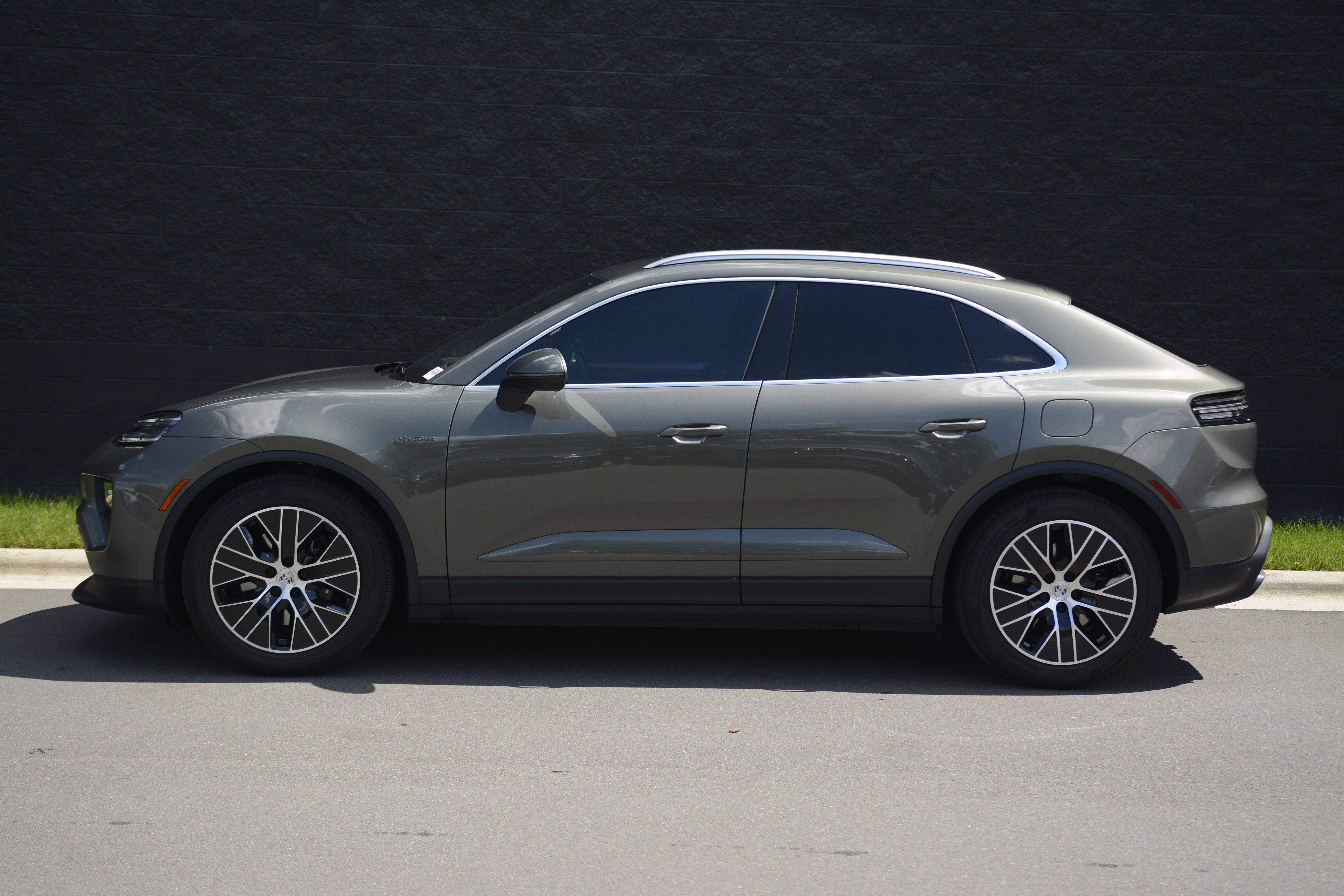 Certified 2025 Porsche Macan 4S Electric AWD/4WD image 2