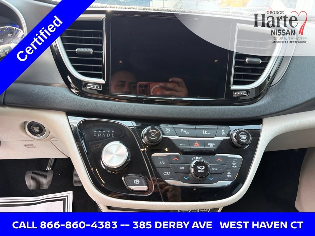 Used 2023 Chrysler Pacifica Touring-L FWD image 14