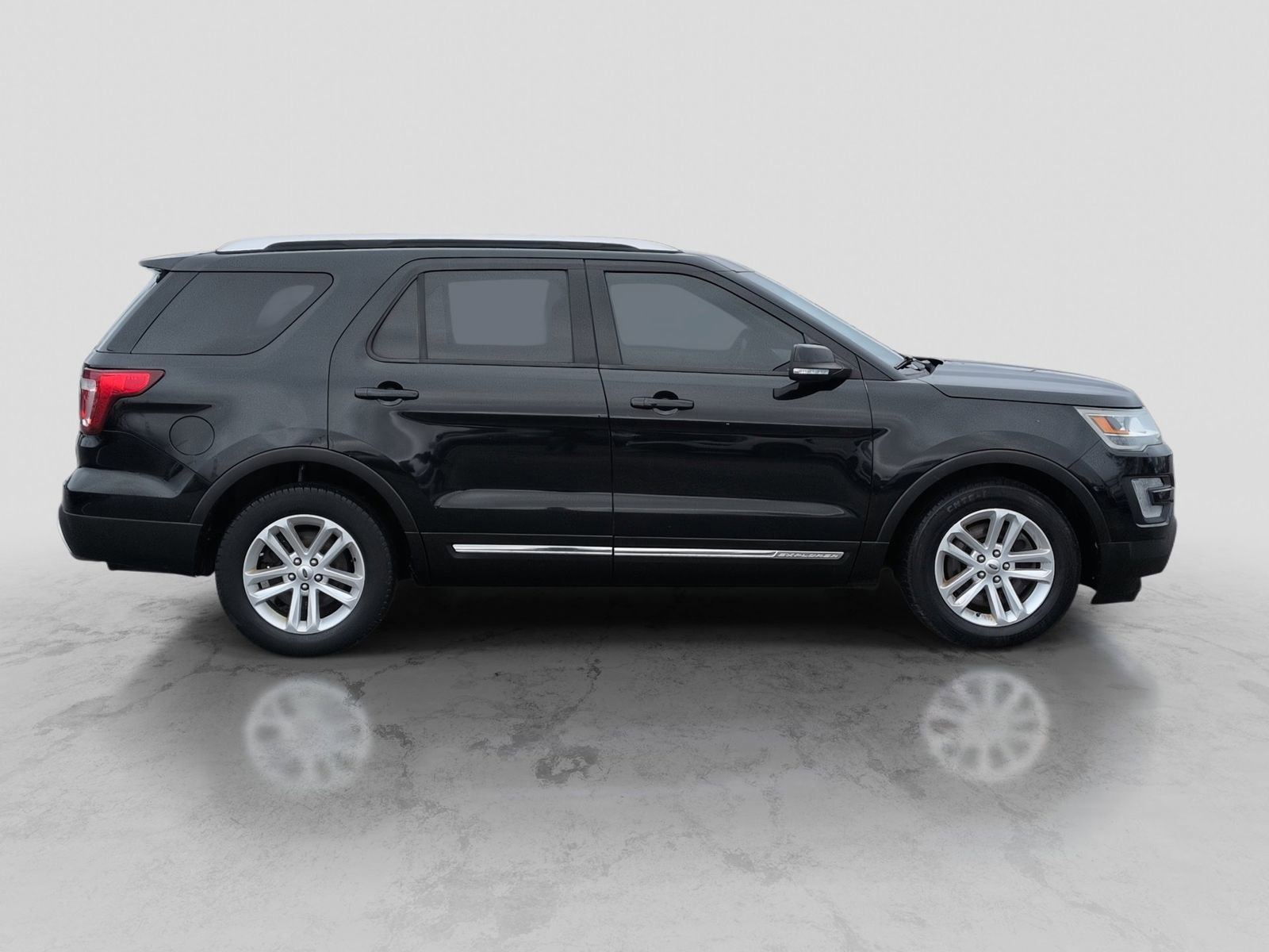 Used 2016 Ford Explorer XLT w/ Equipment Group 202A FWD image 9