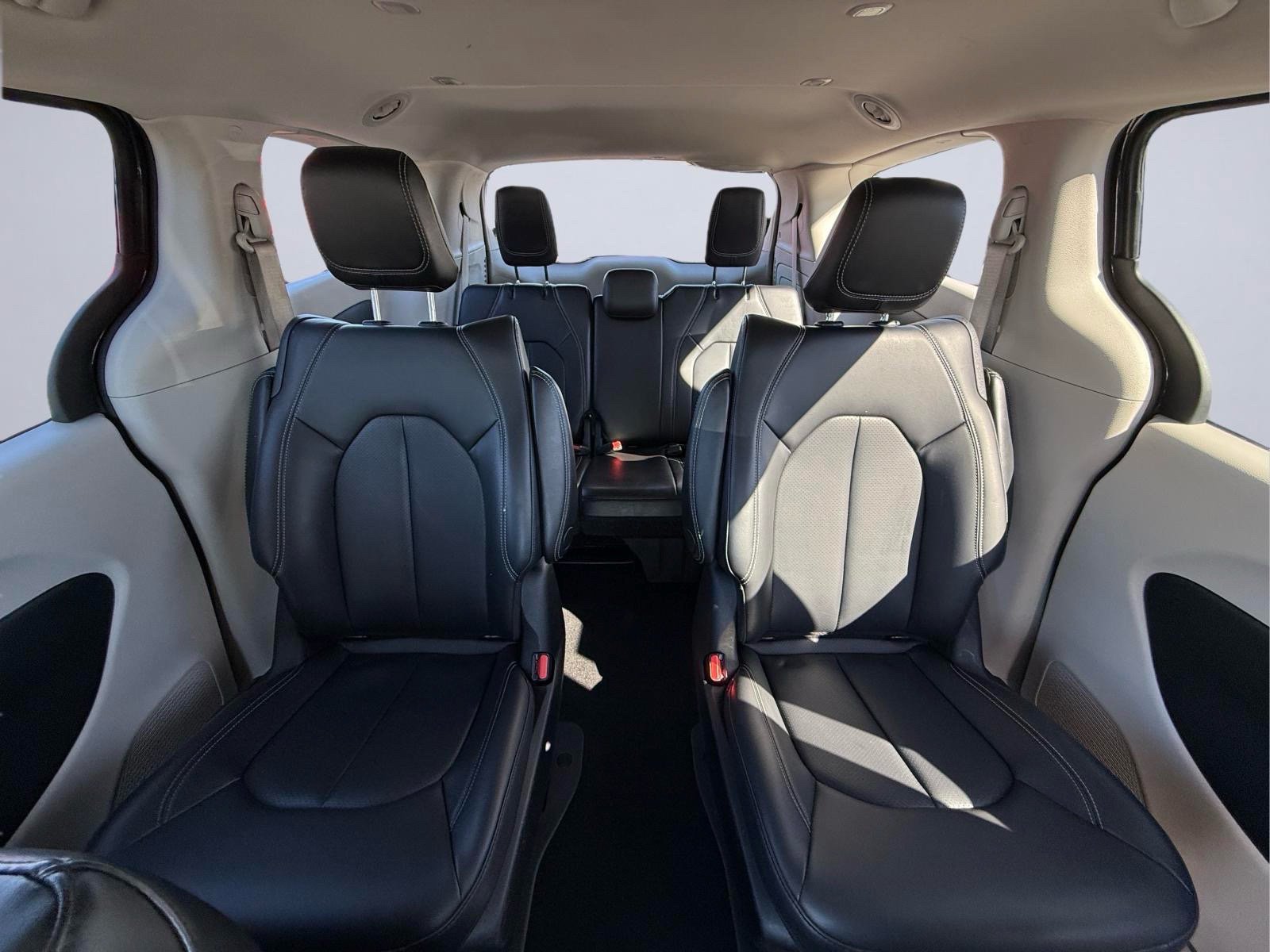 Used 2023 Chrysler Pacifica Touring-L FWD image 18