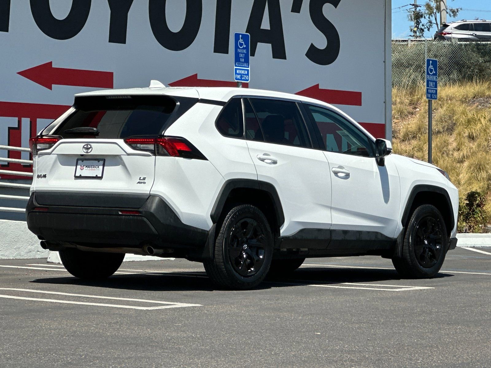 Used 2024 Toyota RAV4 LE AWD/4WD image 5