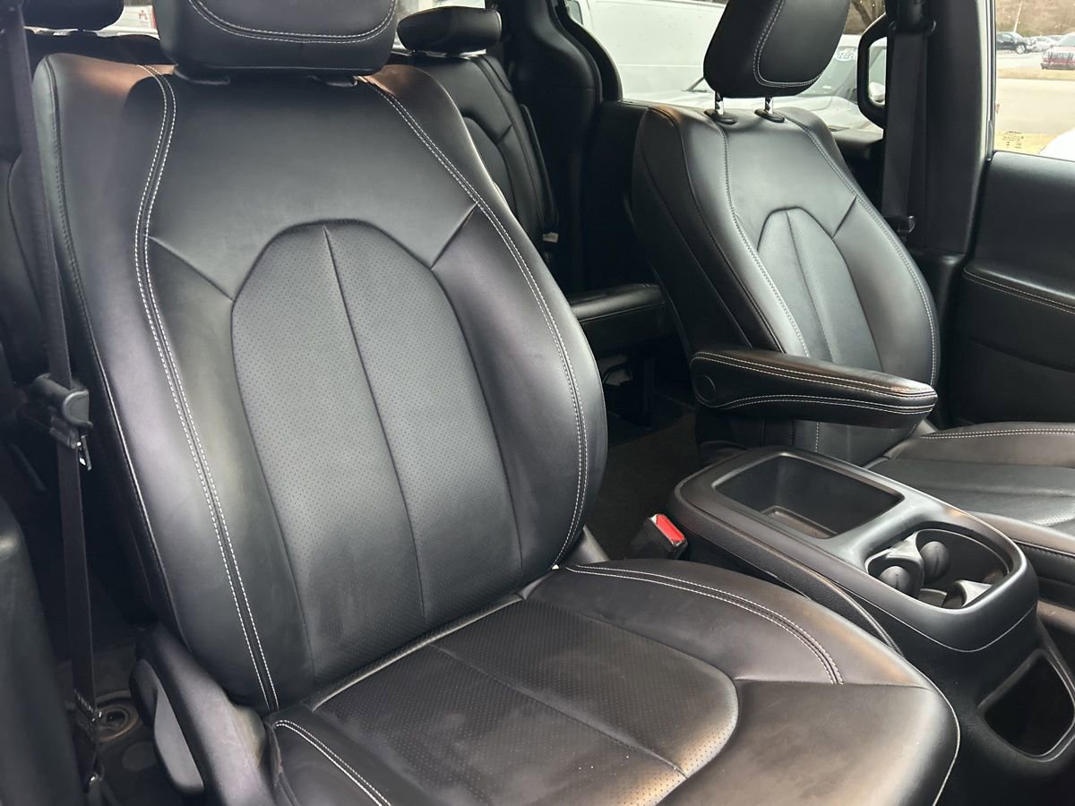 Used 2025 Chrysler Pacifica Select FWD image 40