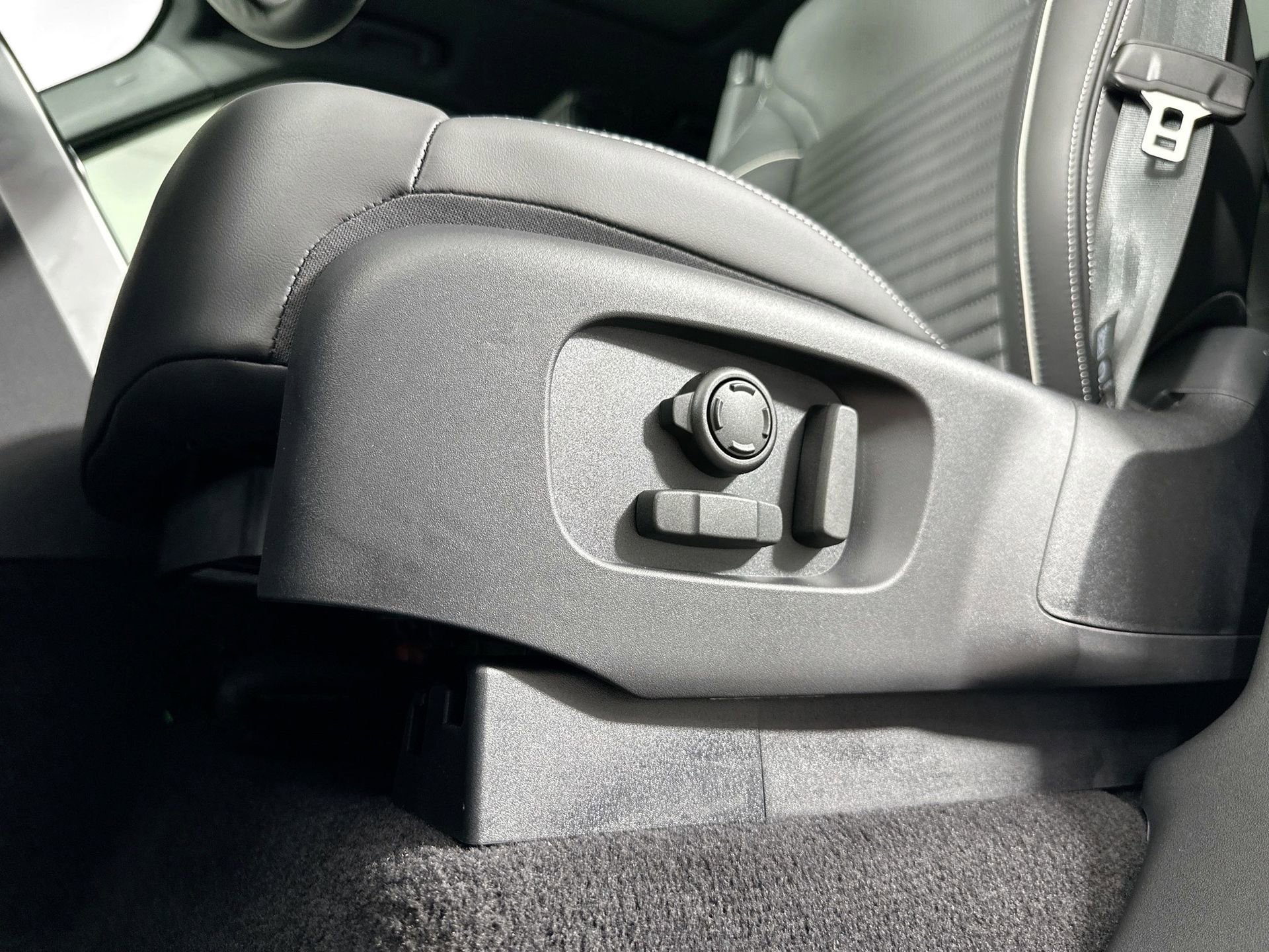 Certified 2024 Land Rover Discovery Dynamic SE image 15