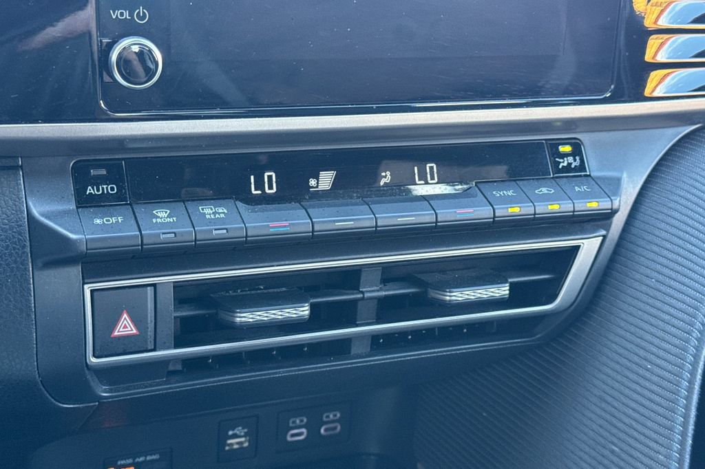 Used 2025 Toyota Camry SE FWD image 19