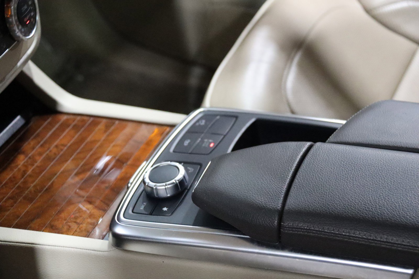 Used 2013 Mercedes-Benz GL 550 4MATIC AMG Sport 4dr Suv image 59