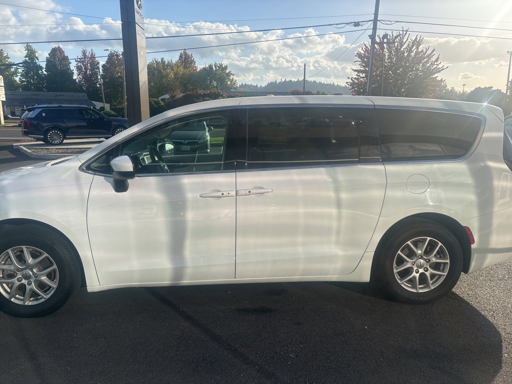 Used 2022 Chrysler Voyager LX image 2