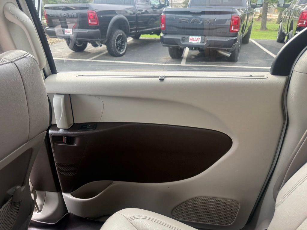 Used 2018 Chrysler Pacifica Touring-L image 61