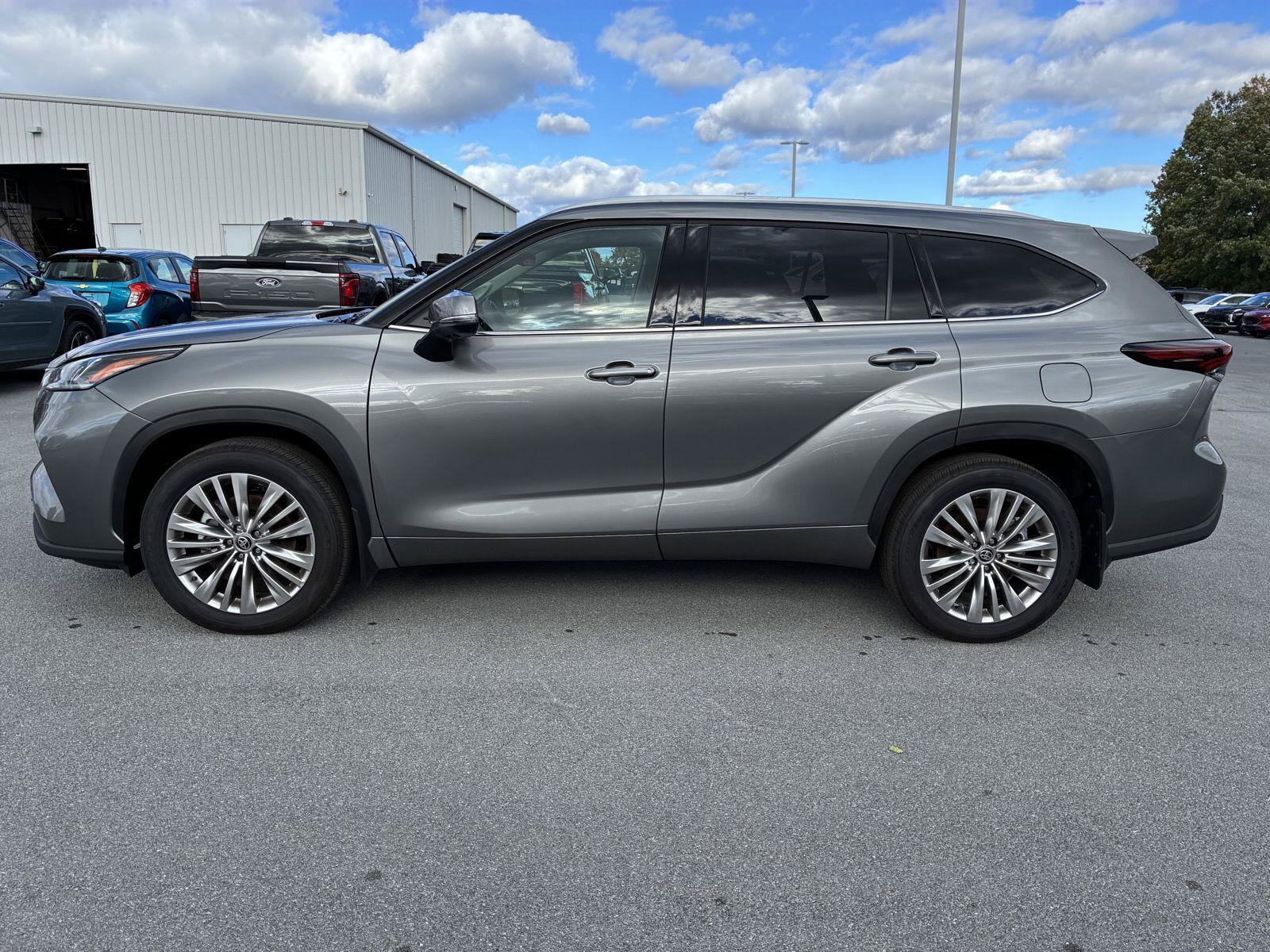 Used 2026 Toyota Highlander Limited AWD/4WD image 5