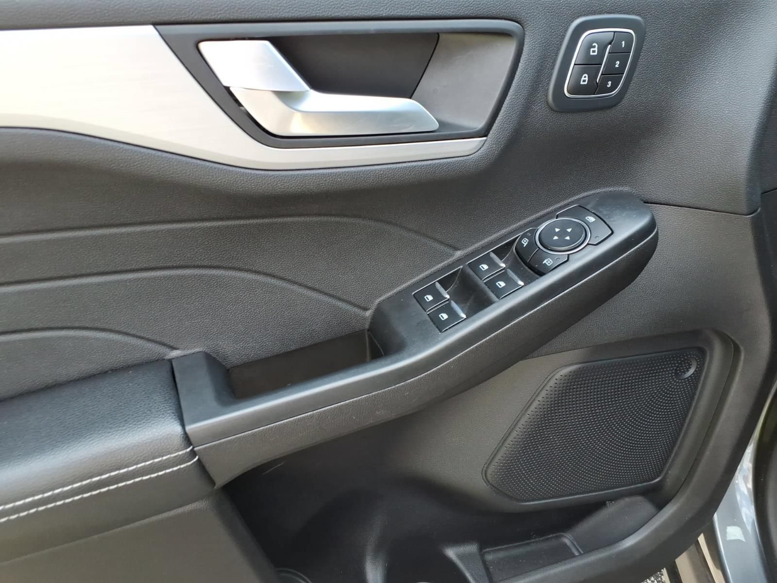 Used 2023 Ford Escape Platinum AWD/4WD image 15