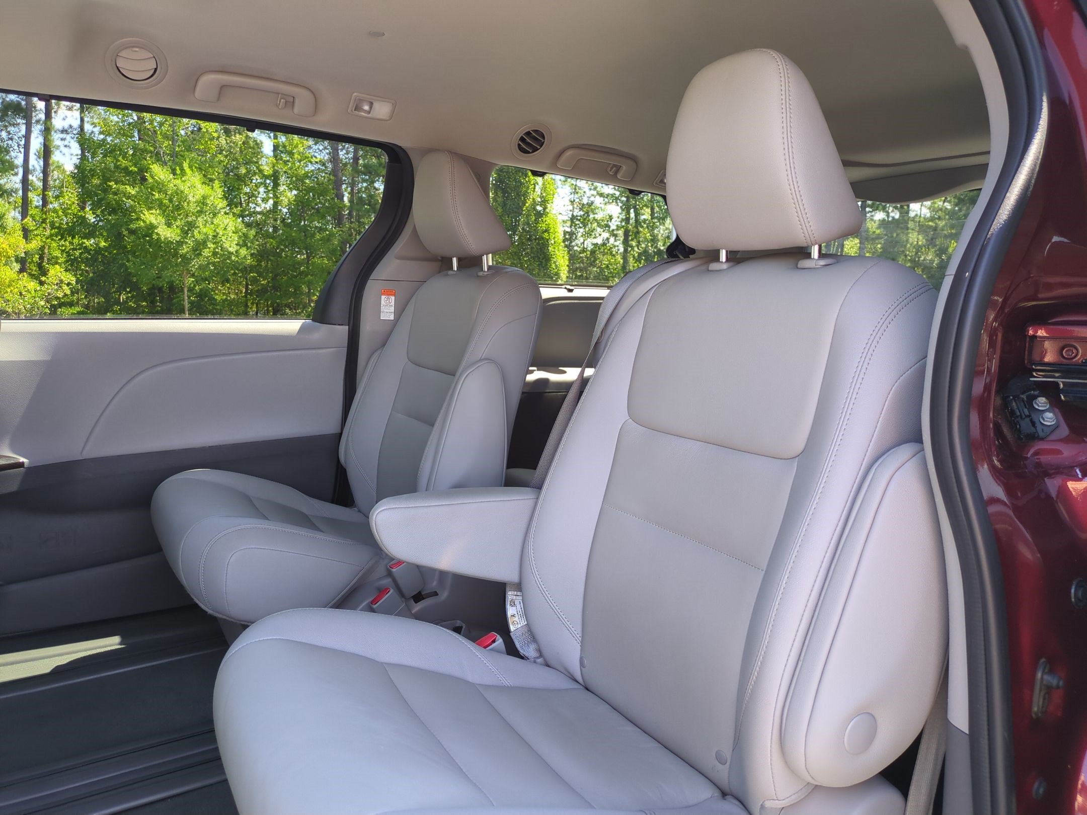 Used 2020 Toyota Sienna XLE FWD image 32