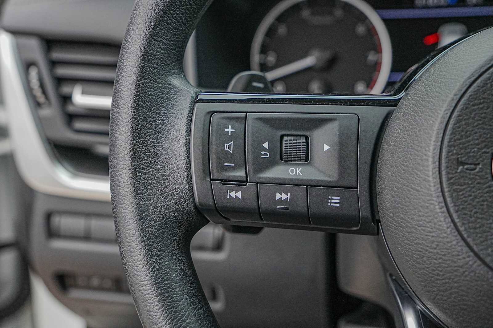 Used 2023 Nissan Rogue SV image 13