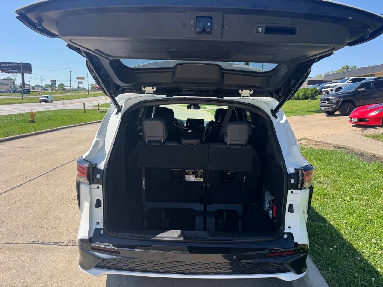 Used 2021 Toyota Sienna XSE FWD image 10