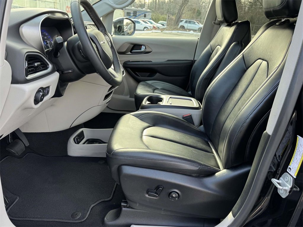 Used 2024 Chrysler Pacifica Touring-L image 20