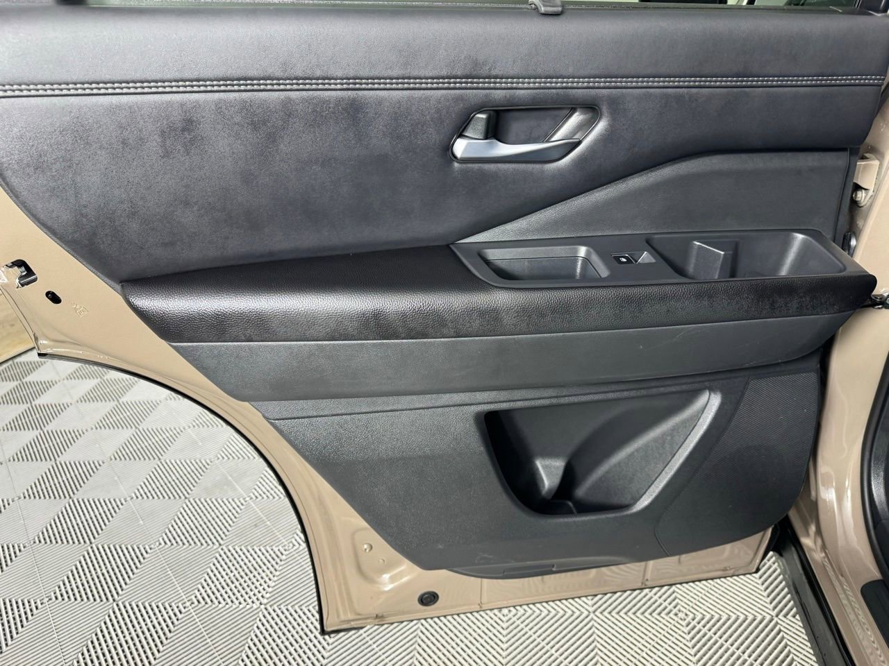 Used 2024 Nissan Pathfinder Platinum image 26