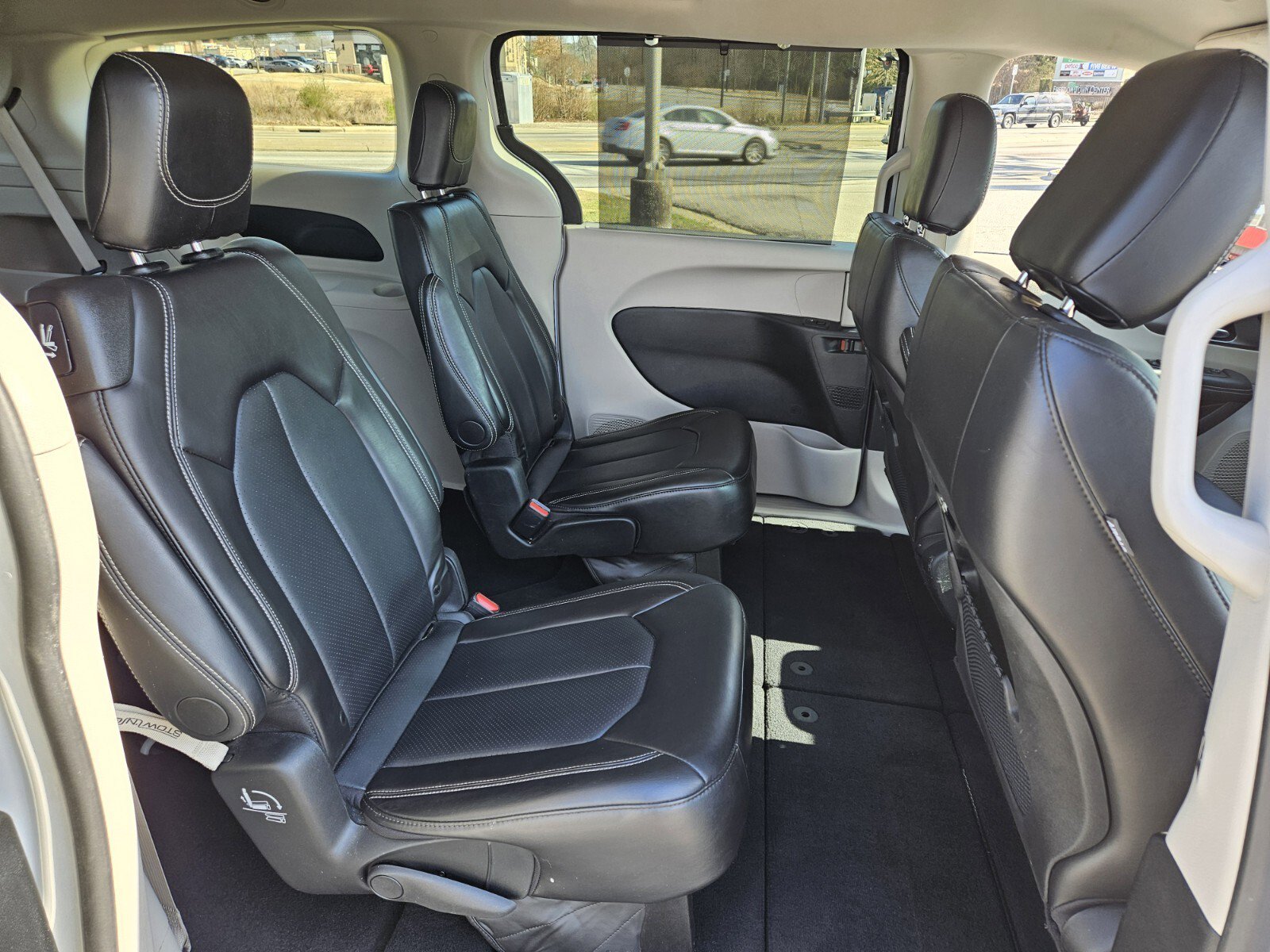 Used 2024 Chrysler Pacifica Touring-L FWD image 17