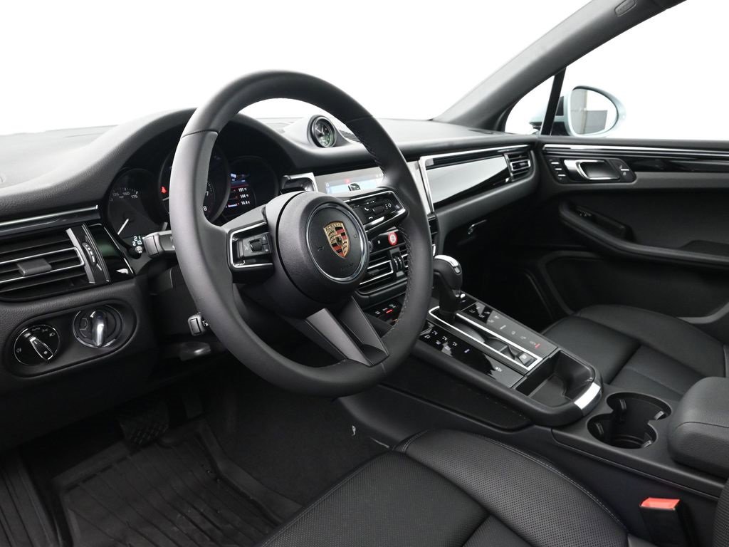 New 2025 Porsche Macan image 4