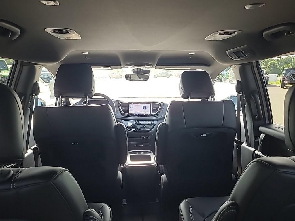 New 2025 Chrysler Pacifica Select FWD image 21