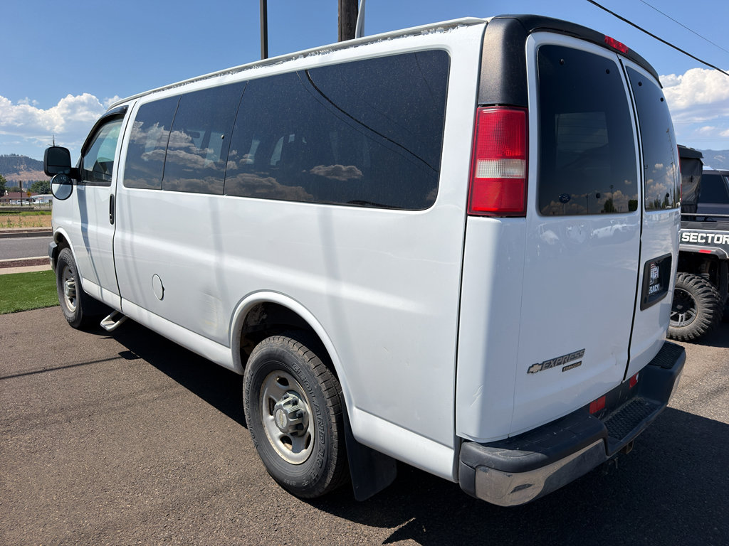 Used 2009 Chevrolet Express 3500 Passenger w/ LT Preferred Equipment Group RWD image 2