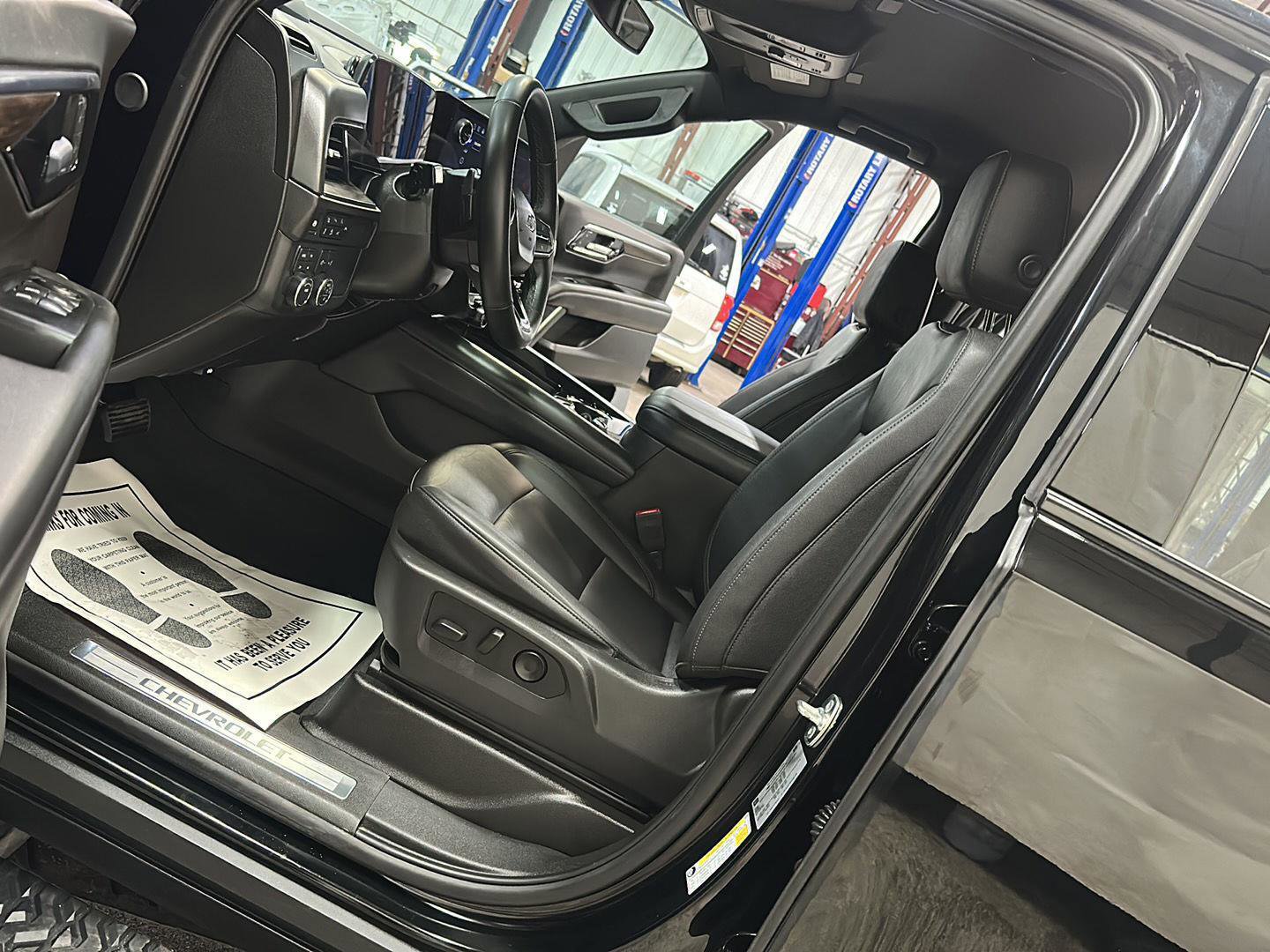 Used 2025 Chevrolet Suburban Z71 AWD/4WD image 15