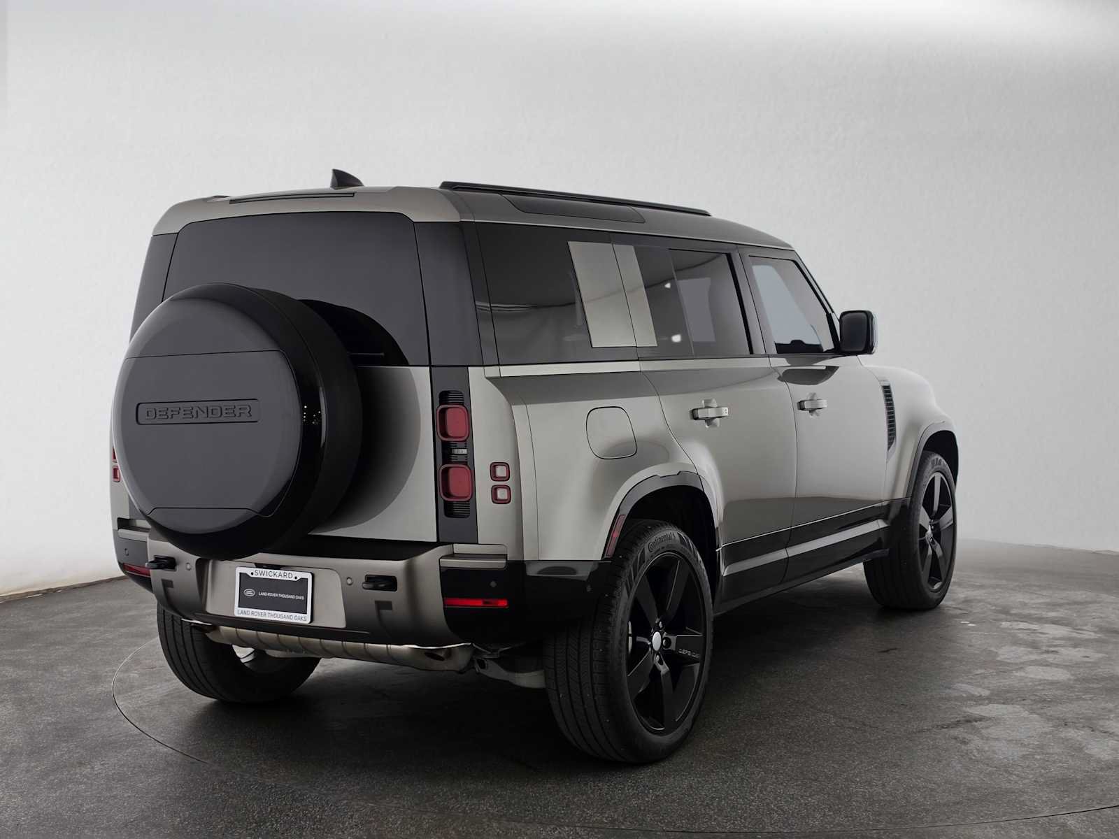 Used 2025 Land Rover Defender 110 X-Dynamic SE AWD/4WD image 5