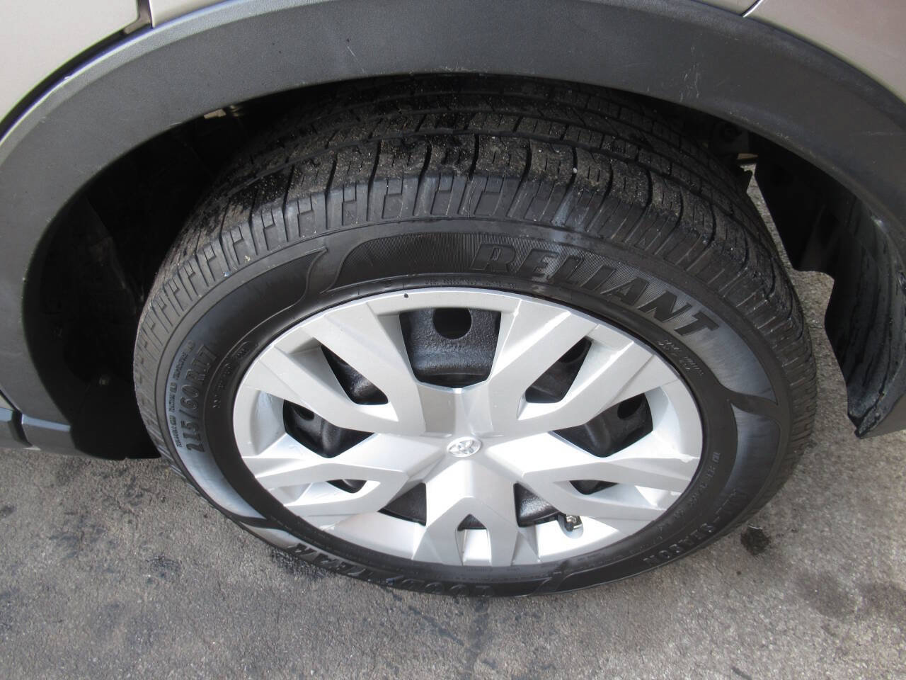 Used 2019 Toyota C-HR LE FWD image 13