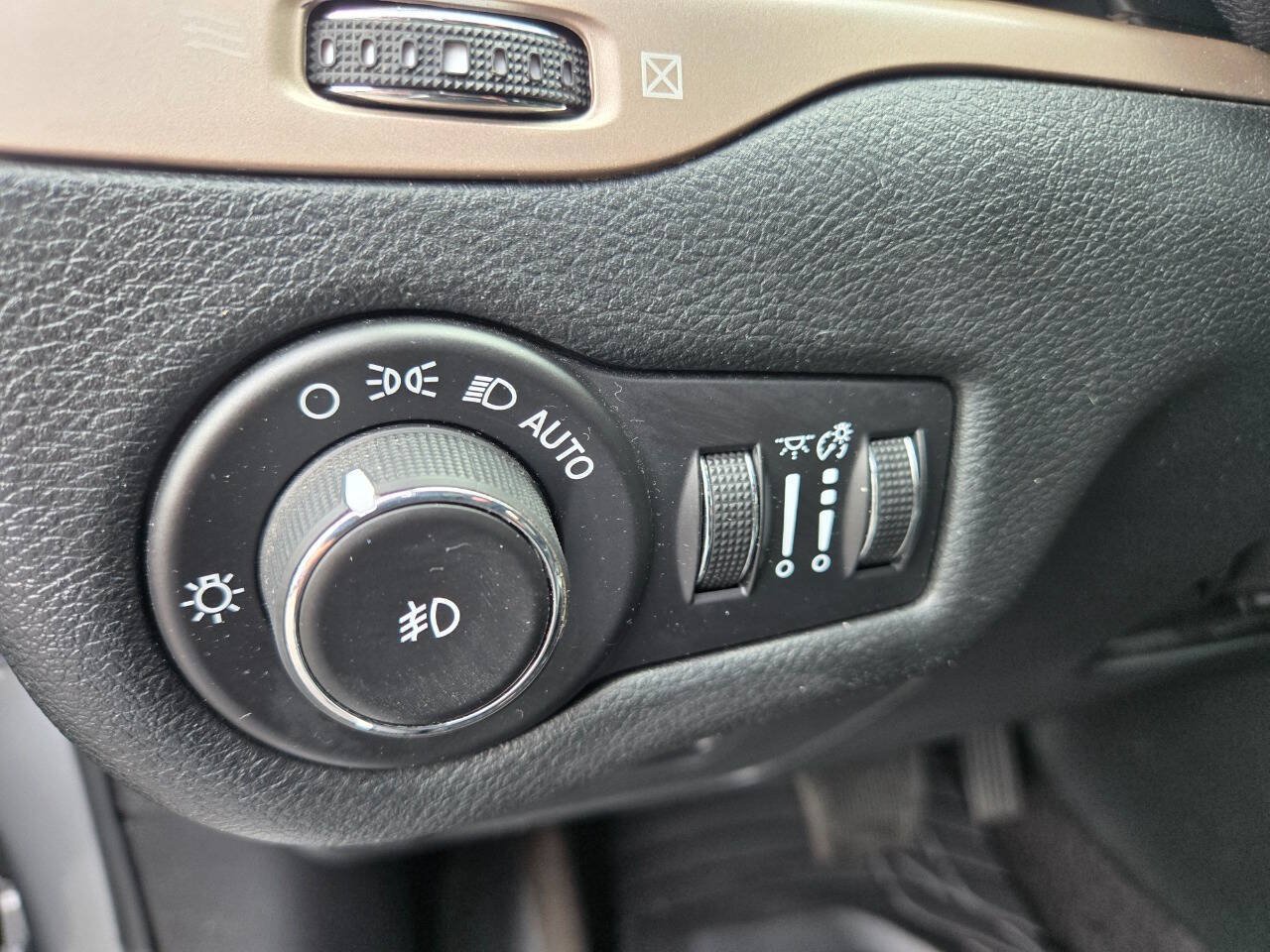 Used 2015 Jeep Cherokee Limited w/ Technology Group AWD/4WD image 17
