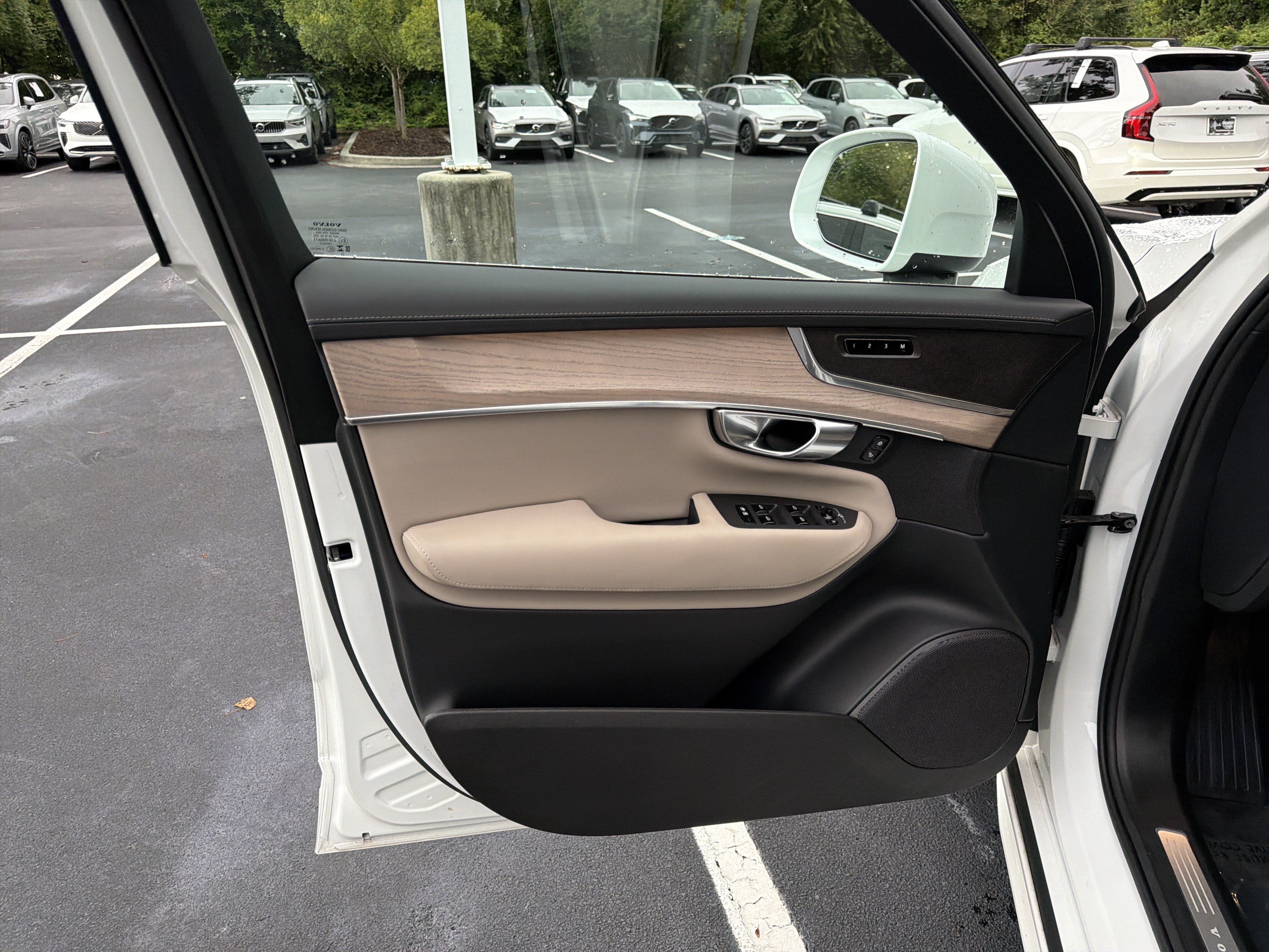 Used 2025 Volvo XC90 B5 Core AWD/4WD image 14