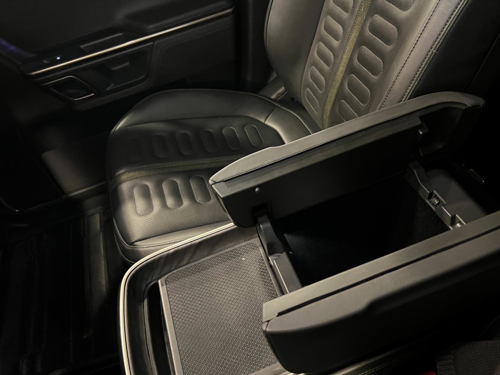 Used 2023 Rivian R1S Launch Edition image 18