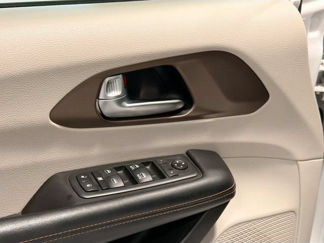 Used 2019 Chrysler Pacifica Touring Plus w/ Advanced Safetytec Group FWD image 16
