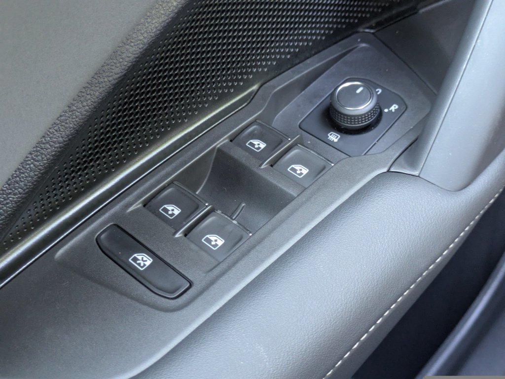 Certified 2025 Volkswagen Tiguan SE FWD image 23
