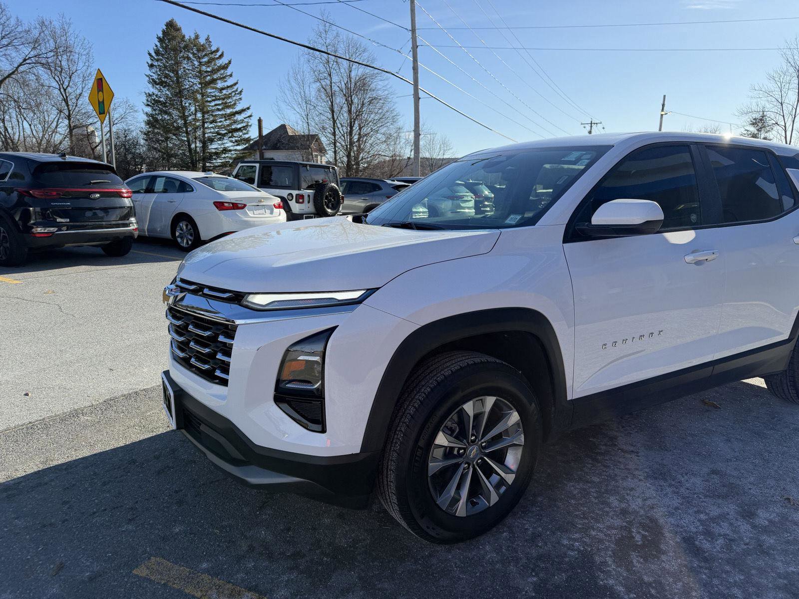 Used 2025 Chevrolet Equinox LT image 2