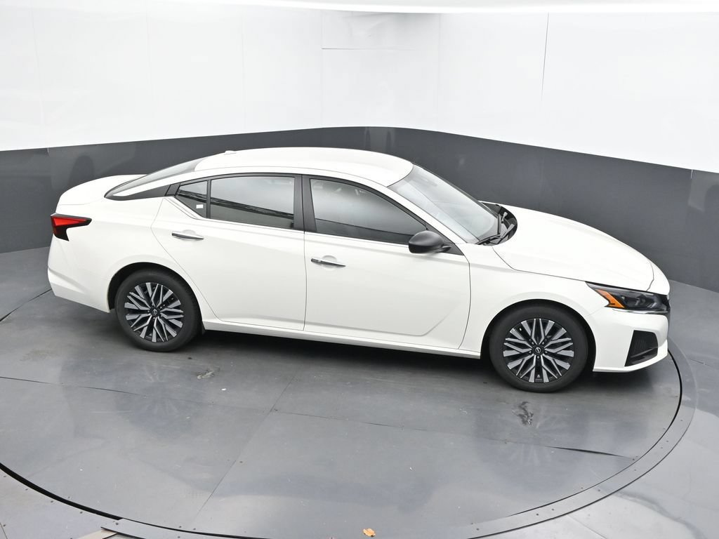 Used 2025 Nissan Altima 2.5 SV FWD image 36