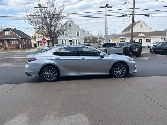 Used 2022 Toyota Camry XLE w/ Navigation Upgrade Package FWD image 5