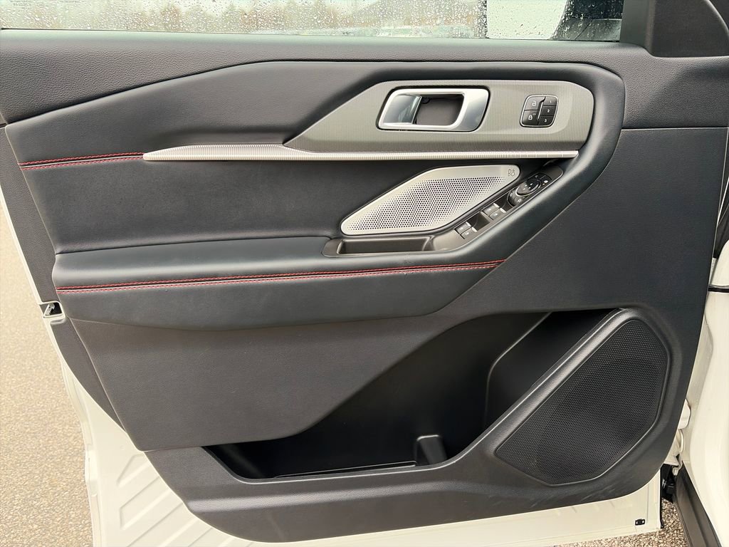 Used 2025 Ford Explorer ST image 16