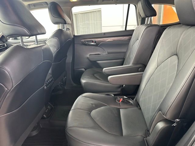 Used 2023 Toyota Highlander Platinum image 30