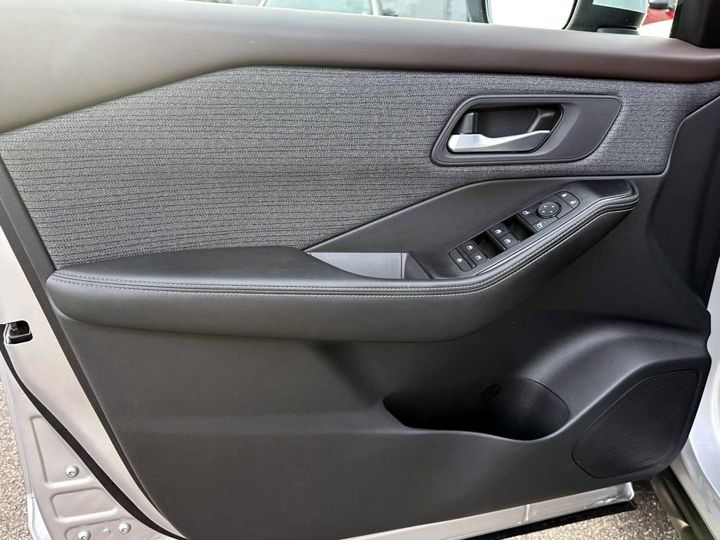 Certified 2021 Nissan Rogue SV image 15