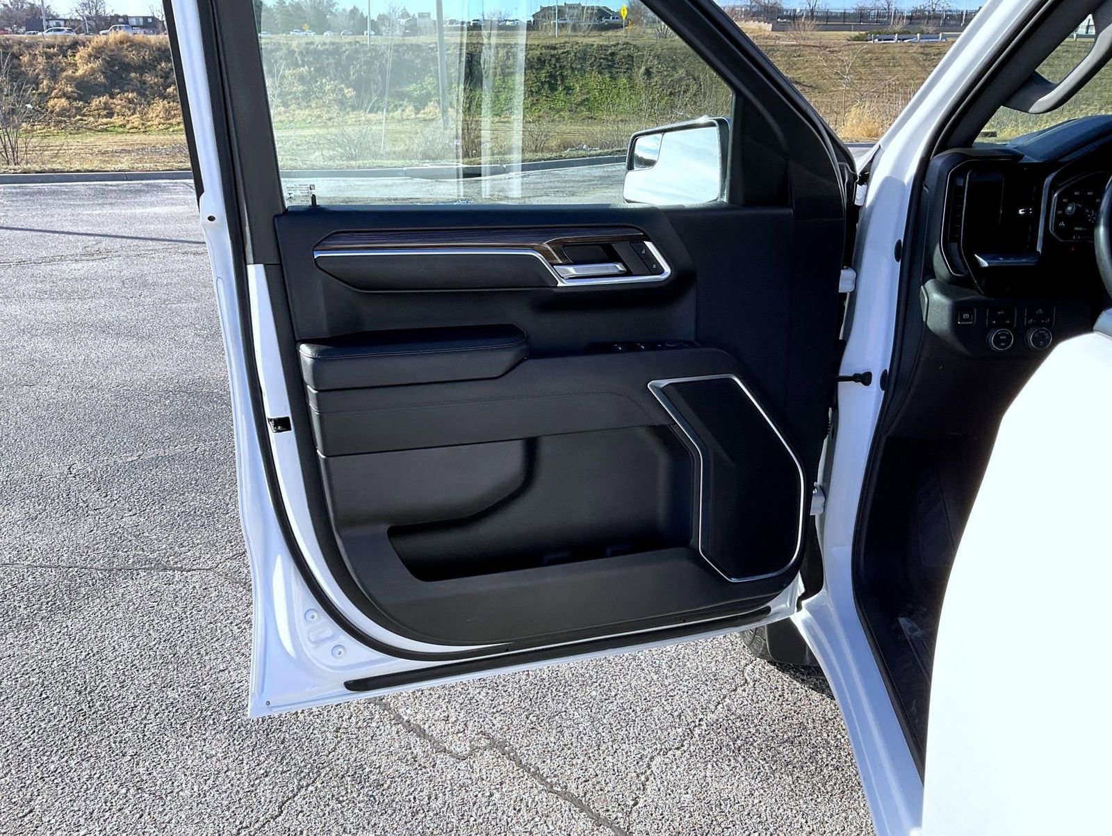 Used 2022 Chevrolet Silverado 1500 LT AWD/4WD image 9