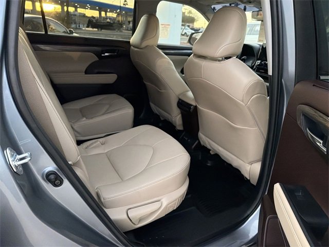 Certified 2022 Toyota Highlander Platinum image 30