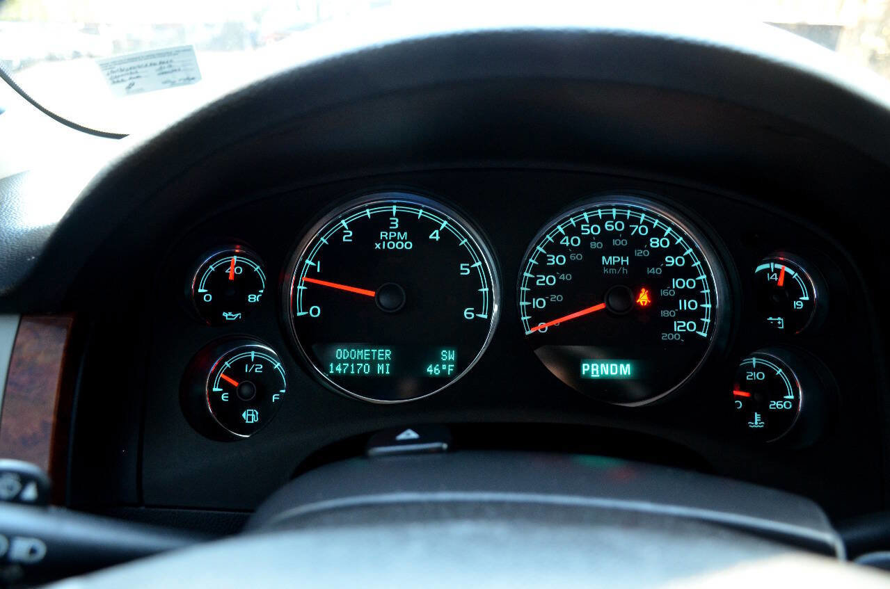 Used 2012 Chevrolet Suburban LT RWD image 21