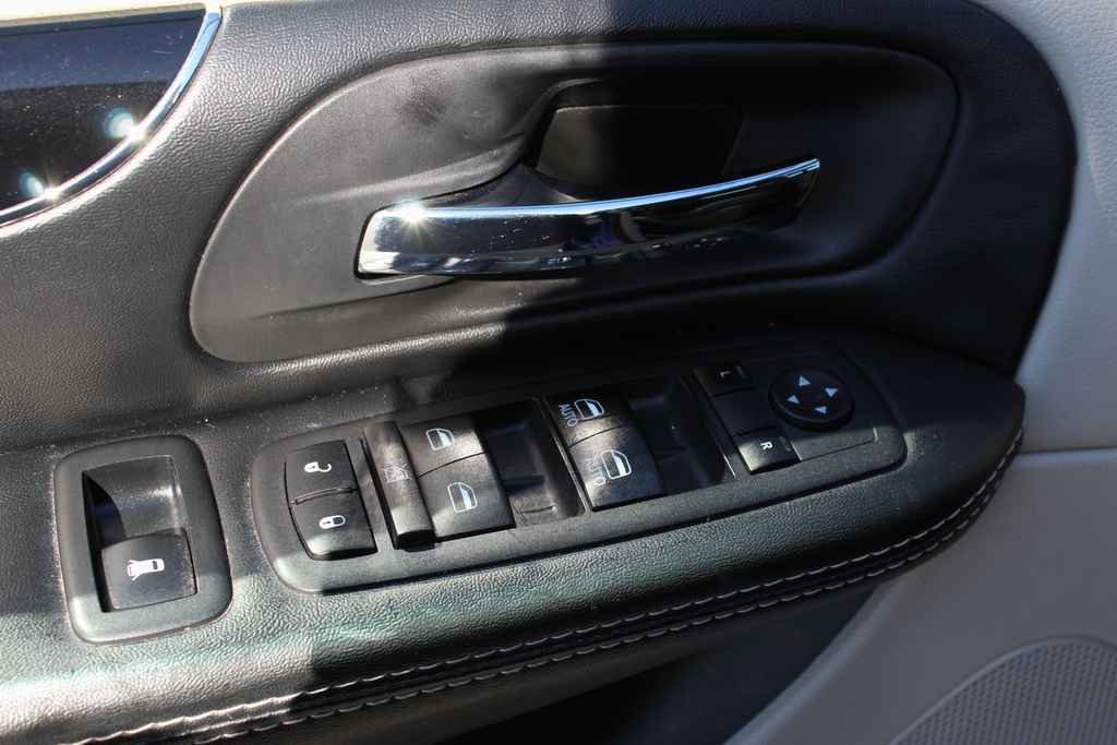 Used 2019 Dodge Grand Caravan SXT image 11